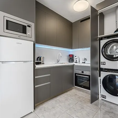 New In Cristianos Renovated With Ac, Steps From Playa Vistas Lejlighed